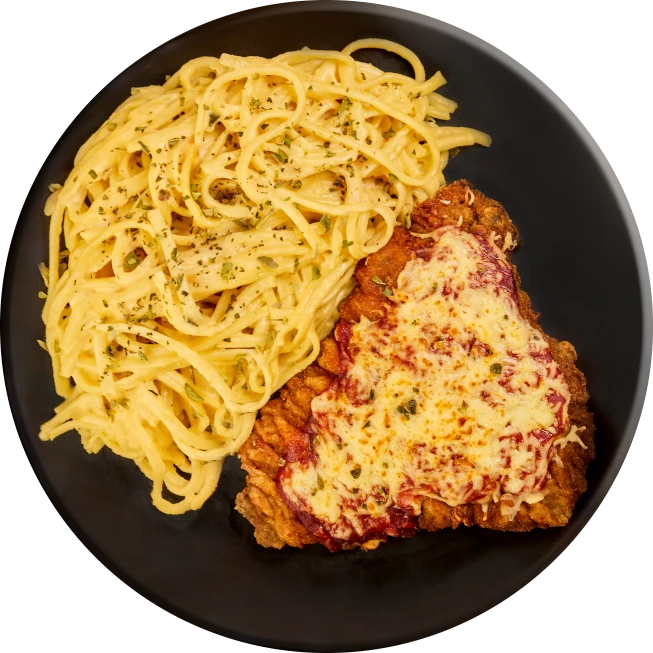 Tallarín con queso y orégano con milanesa